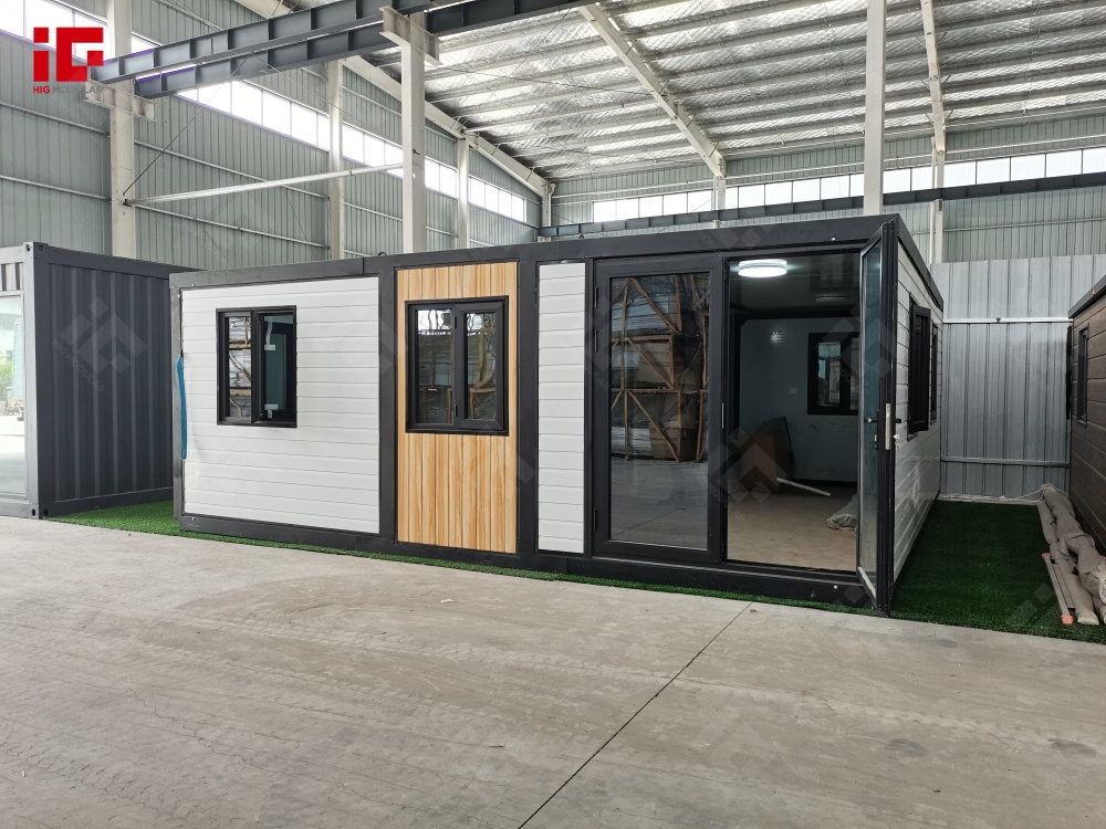 Flat-Roof Expandable Container House: Sleek Design Meets Practicality